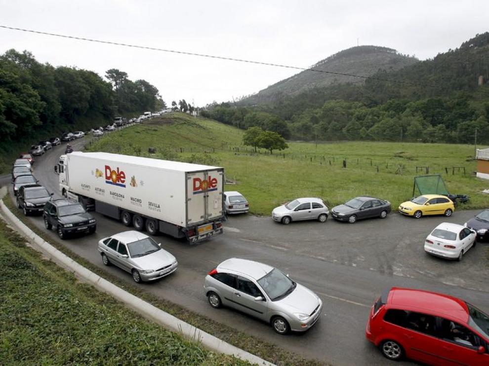 Las inundaciones en Asturias bloquean el tráfico de camiones y autobuses
