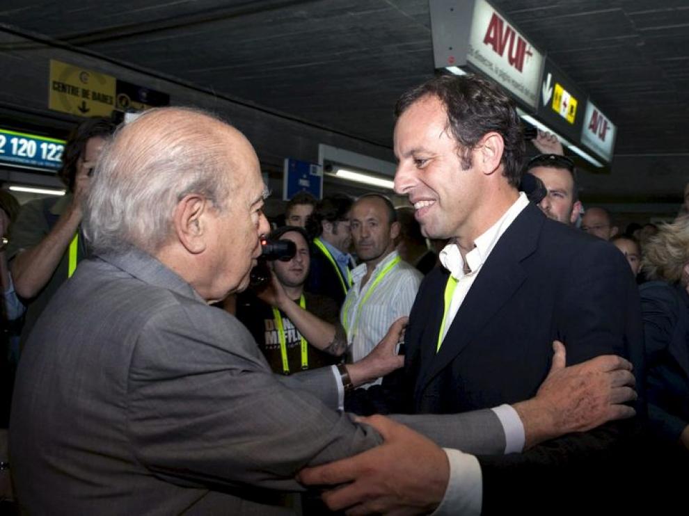 Jordi Pujol saluda a Sandro Rosell en la jornada de votación de este domingo