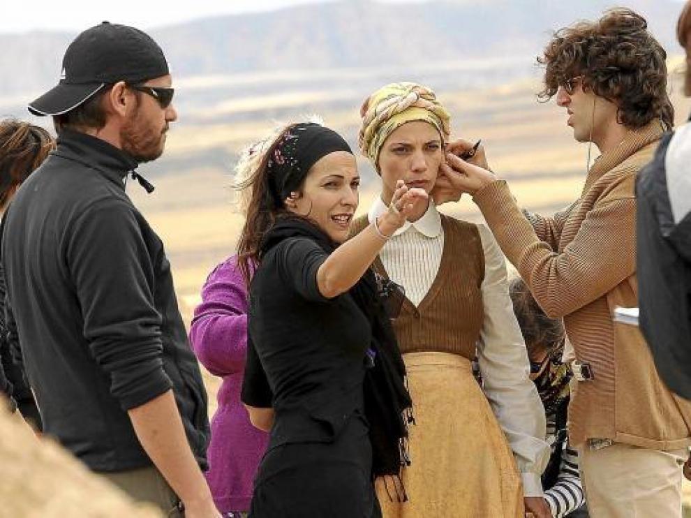 Paula Ortiz da instrucciones a Maribel Verdú, ayer en el rodaje en Bardenas.