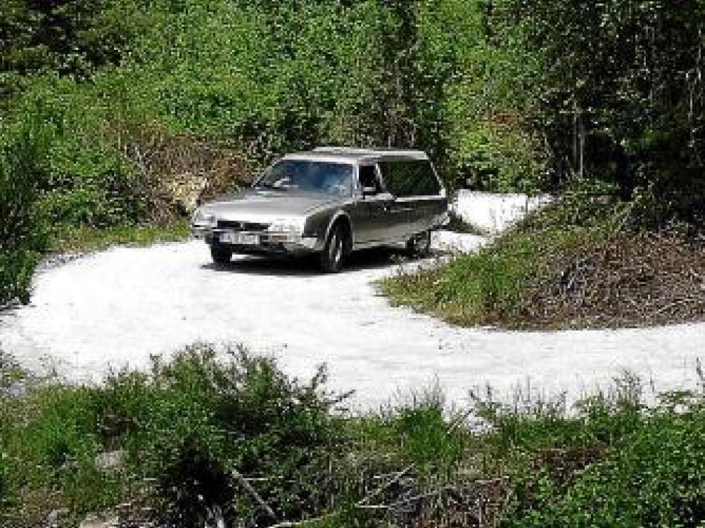 Un coche fúnebre acudió al campamento para trasladar el cuerpo.