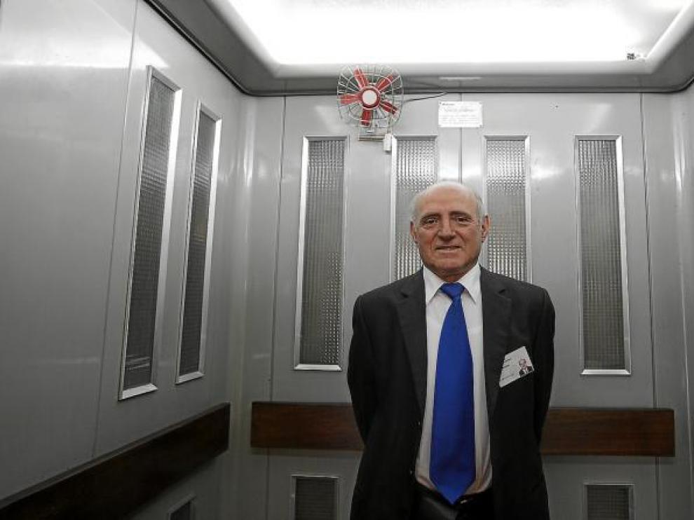 José Antonio Latre, en la cabina del ascensor que la empresa Giesa construyó en 1967 para la torre del Pilar.