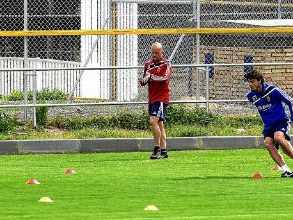 Contini, en un entrenamiento del Real Zaragoza, ante la supervisión de Andrés Ubieto.