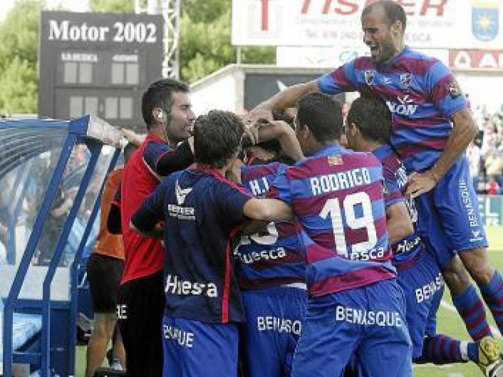Alegría de los jugadores del Huesca.