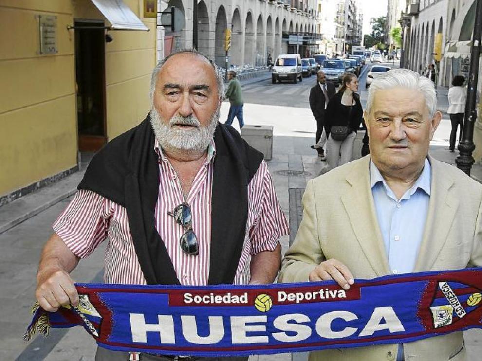 Tomás Félix, izquierda, y José María Mur llevan más de cuarenta años siguiendo al Huesca o involucrados en él.