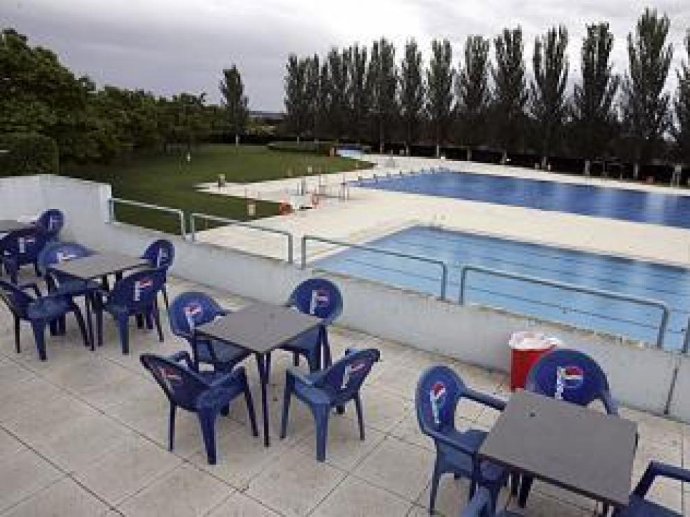 La piscina de la Ciudad Deportiva estaba desierta.