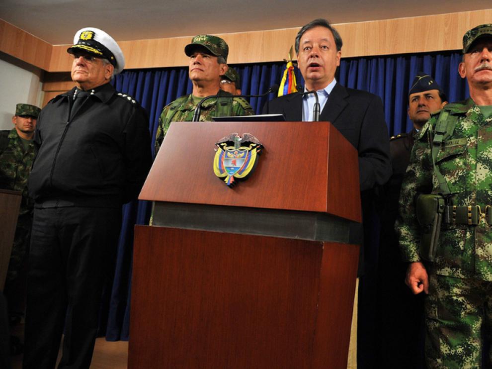El ministro de Defensa de Colombia, Gabriel Silva, celebra el rescate de los tres militares.