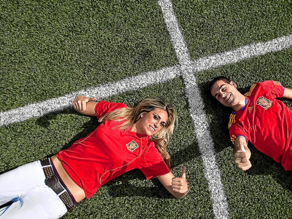 Carlota y José Antonio en el campo de Torreramona.