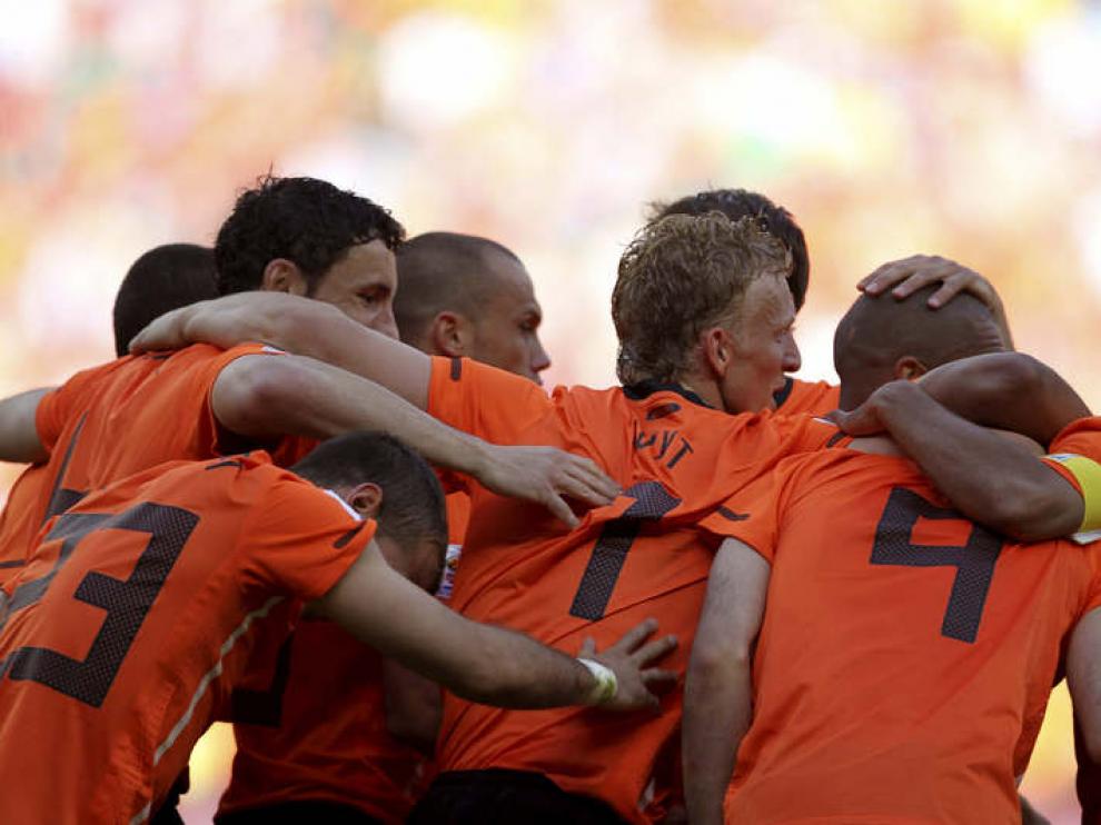 Holanda celebra el primer gol.