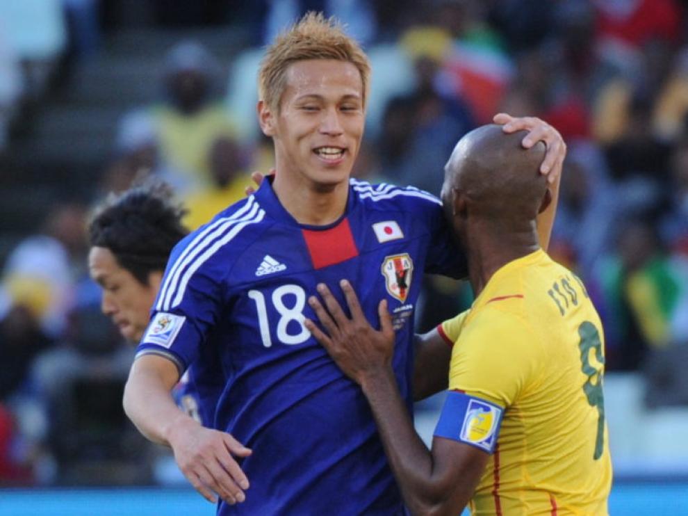 Honda en lance del juego con Eto'o.