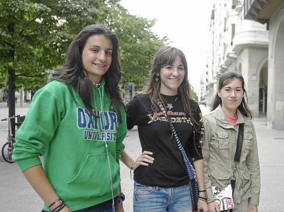De izquierda a derecha, Paloma, Isabel y Cristina, zaragozanas que parten hoy a la Ruta Quetzal.