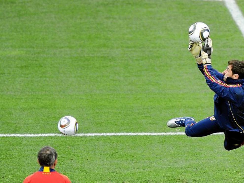 Casillas vuela durante el último entrenamiento de la selección española en Durban.