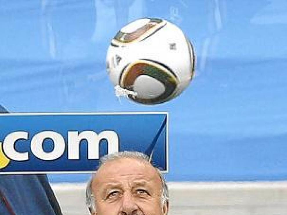 Vicente del Bosque, en el banquillo del estadio de Durban.