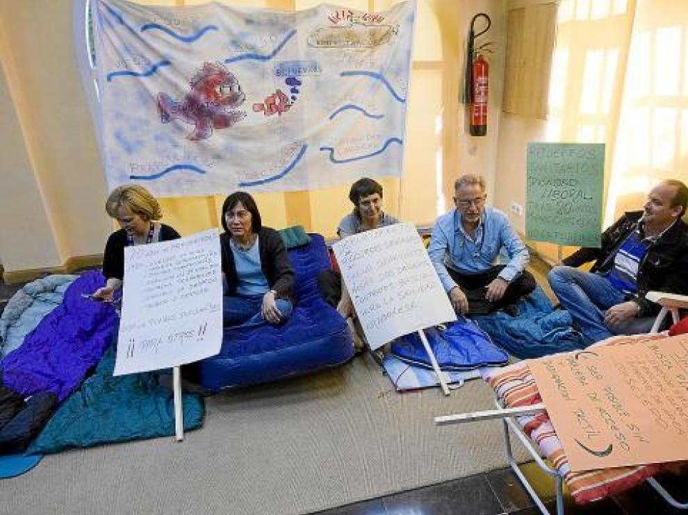 Los refuerzos sanitarios se han encerrado en un local del Colegio de Médicos de Zaragoza.