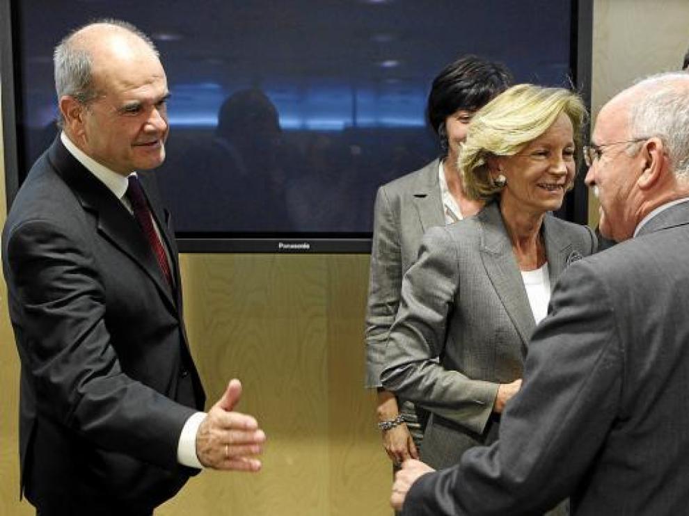 Los vicepresidentes Chaves y Salgado saludan al consejero Larraz (de espaldas) antes del Consejo.