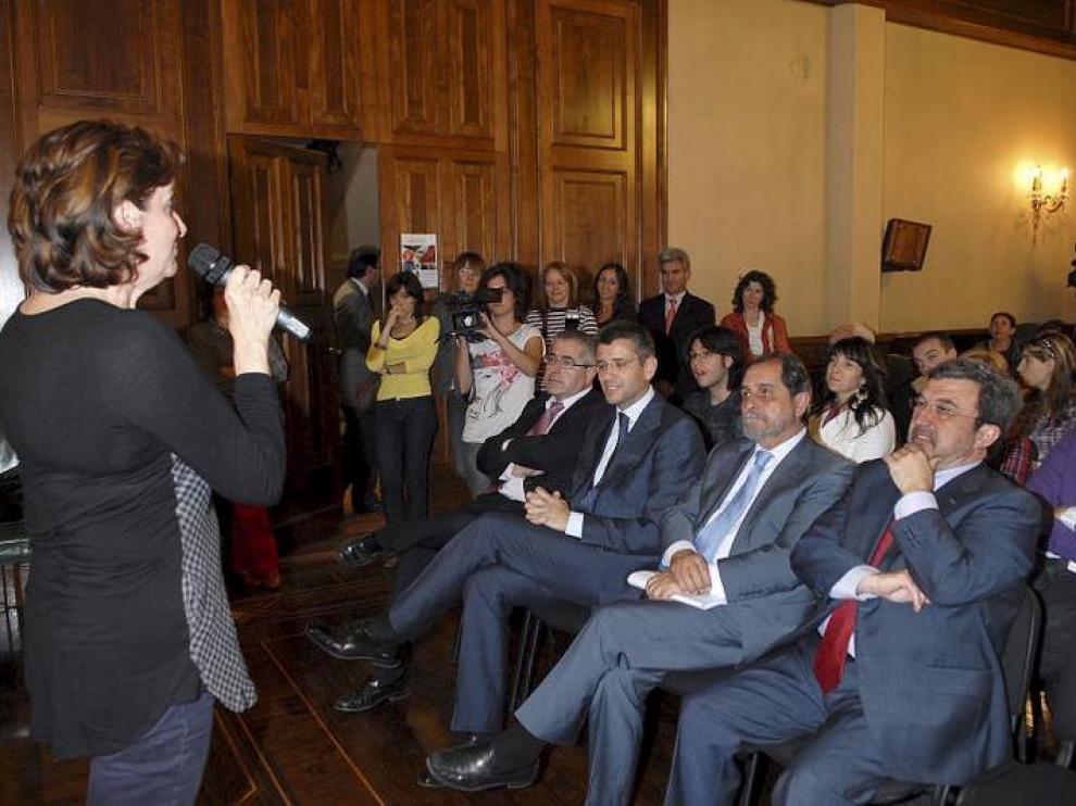 Raquel Esteban, gerente de la Fundación, presentó al público el deuvedé sobre las Bodas.