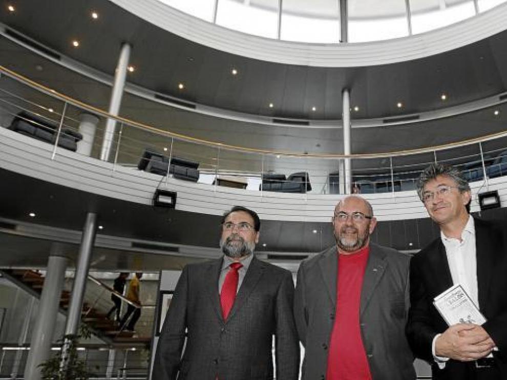 Paco Ortiz Remacha, Antón Castro y Pepe Quílez, ayer en el auditorio José Luis Borau.