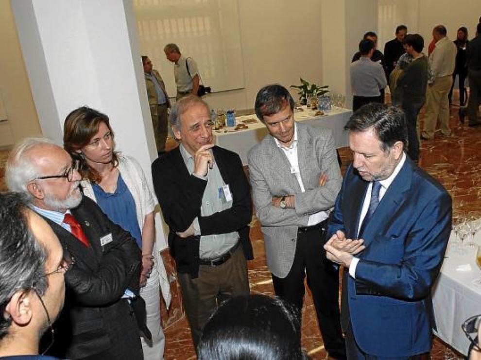 Iglesias habla con un grupo de científicos. Frente al él, Mariano Moles, director del Centro.