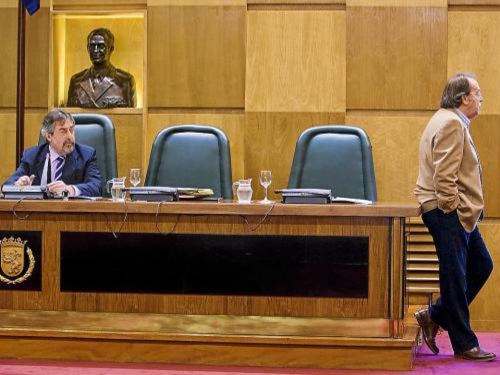 Belloch observa a los ediles socialistas Carlos Pérez y Francisco Catalá, en un pleno municipal.