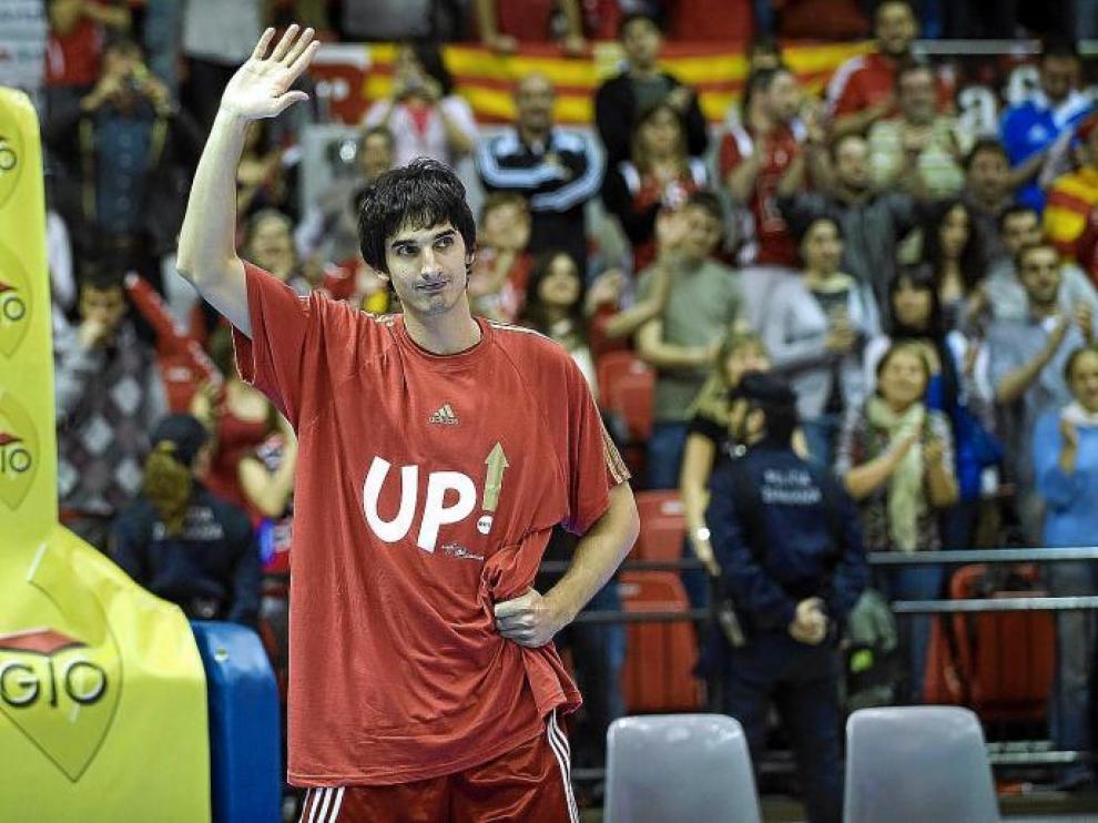 Matías Lescano saluda a la grada el día del ascenso a la ACB, en el que puede ser su último partido en el Príncipe Felipe.