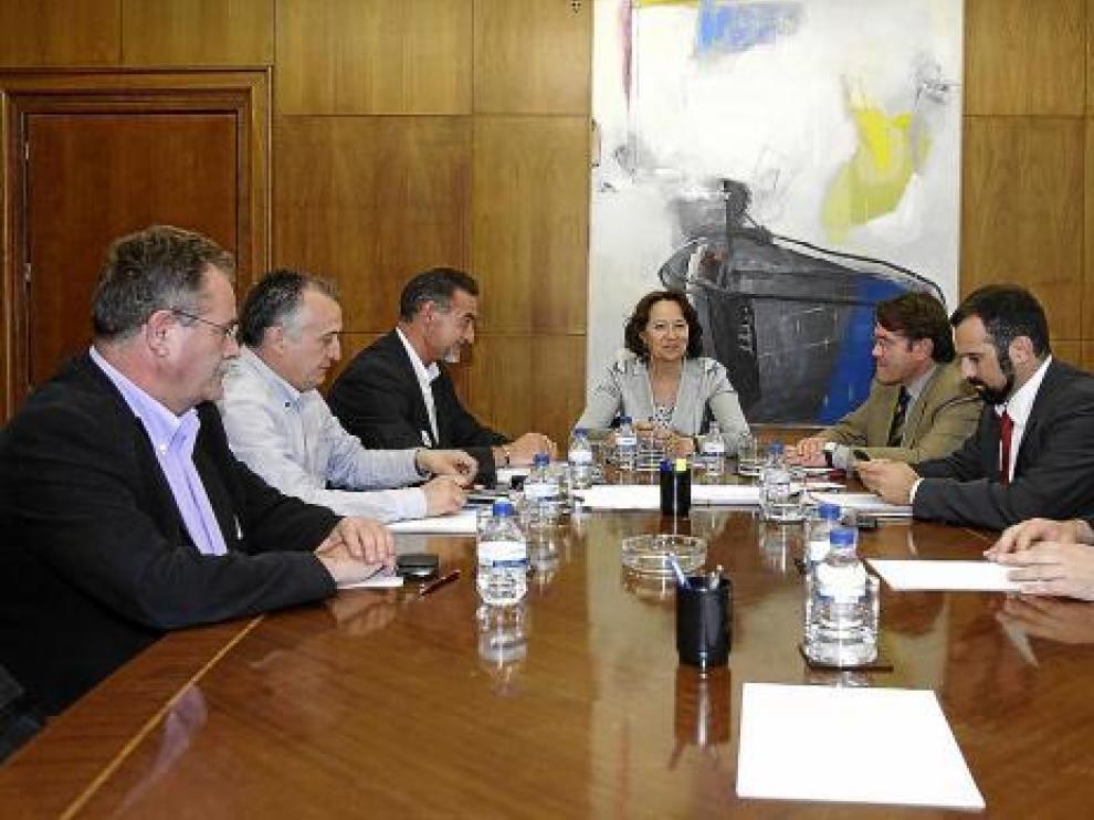 Un momento de la reunión celebrada ayer entre responsables de Fomento, Renfe, Alosa y UGT.