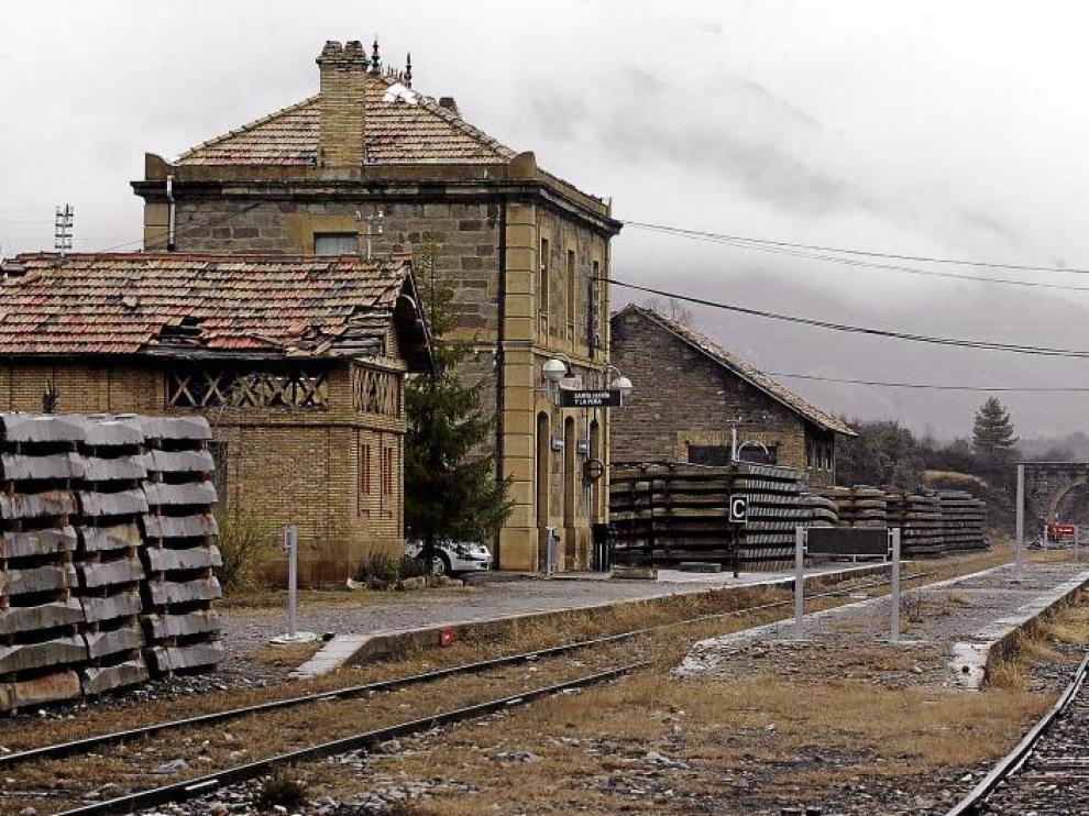 El ADIF empezó a hacer acopio en febrero de traviesas y raíles en la estación de Santa María y La Peña para la renovación de la línea.