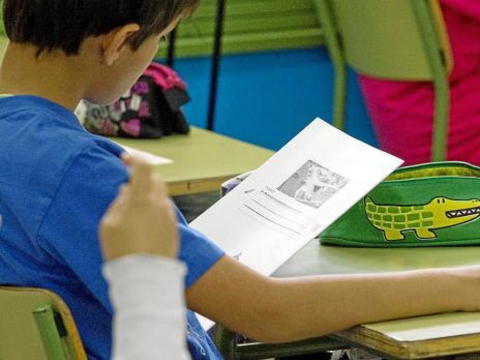 Un niño lee una de las preguntas de la prueba en el colegio San Braulio de Zaragoza, el pasado 14 de mayo. En Aragón se han examinado 12.200 alumnos de cuarto de Primaria.