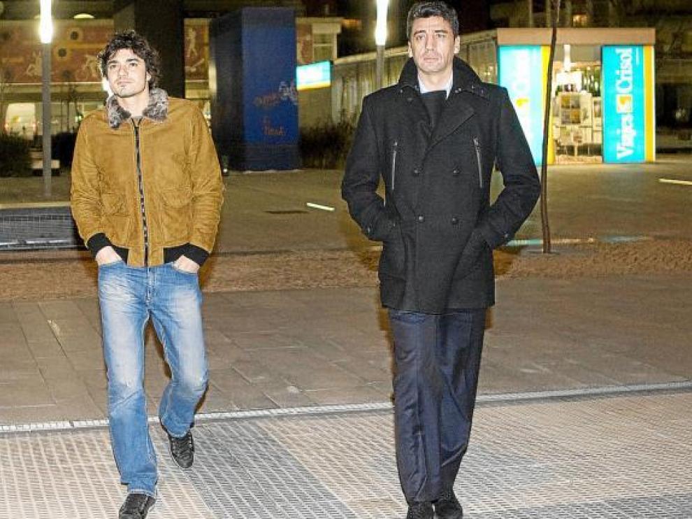 Matteo Contini camina por la explanada de La Romareda junto al director deportivo Antonio Prieto.