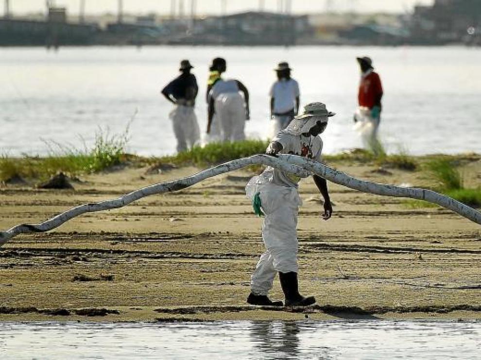 Trabajos de limpieza del petróleo que ha llegado a Grand Isle, en el estado de Luisiana.