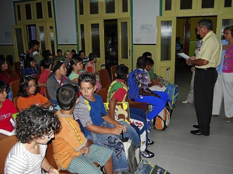 Alumnos del colegio Joaquín Costa en el salón de actos del centro que se convertirá en aula.