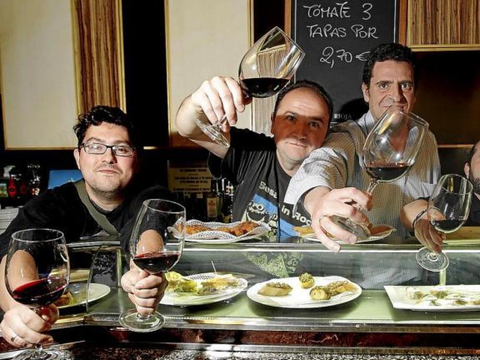 Miguel, Nito, Fernando, Ángel y Jesús, en Le Petit Comité de Zaragoza. Bien contentos, y eso que faltaban dos del grupo.