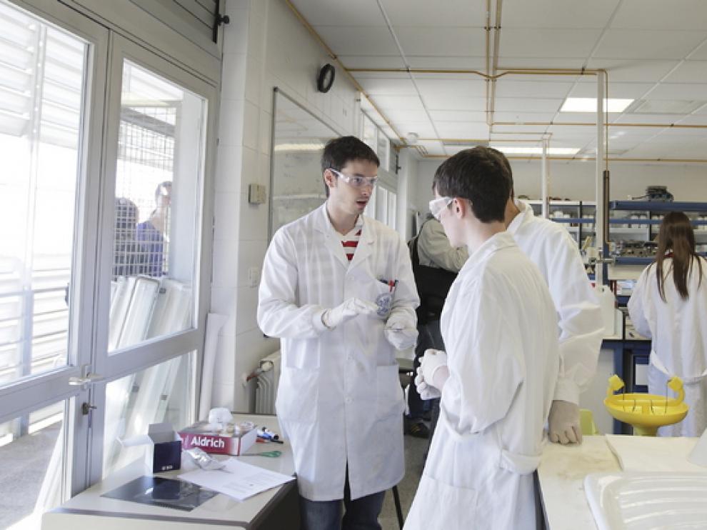 Algunos estudiantes en los laboratorios de la Universidad de Zaragoza