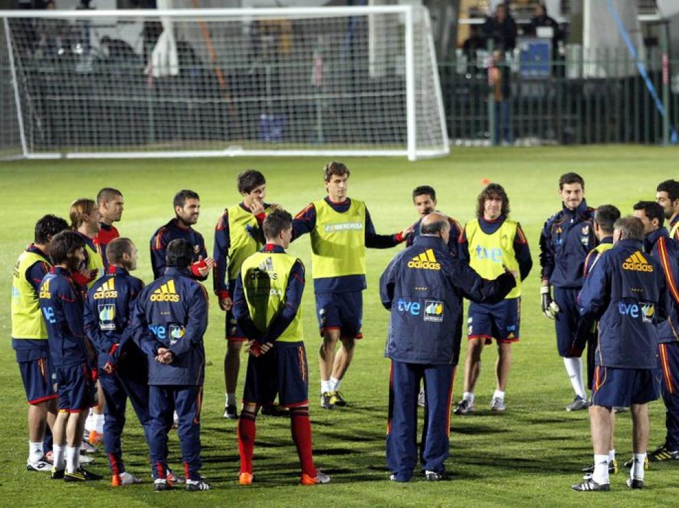 Los jugadores de la selección escuchan las instrucciones de Vicente del Bosque durante un entrenamiento.