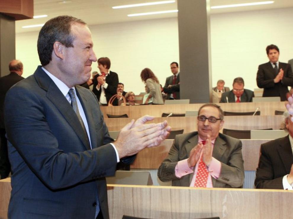 Terciado es felicitado tras su elección.