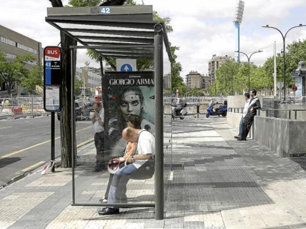 Unos usuarios esperan al 42, una de las líneas más largas de la ciudad.