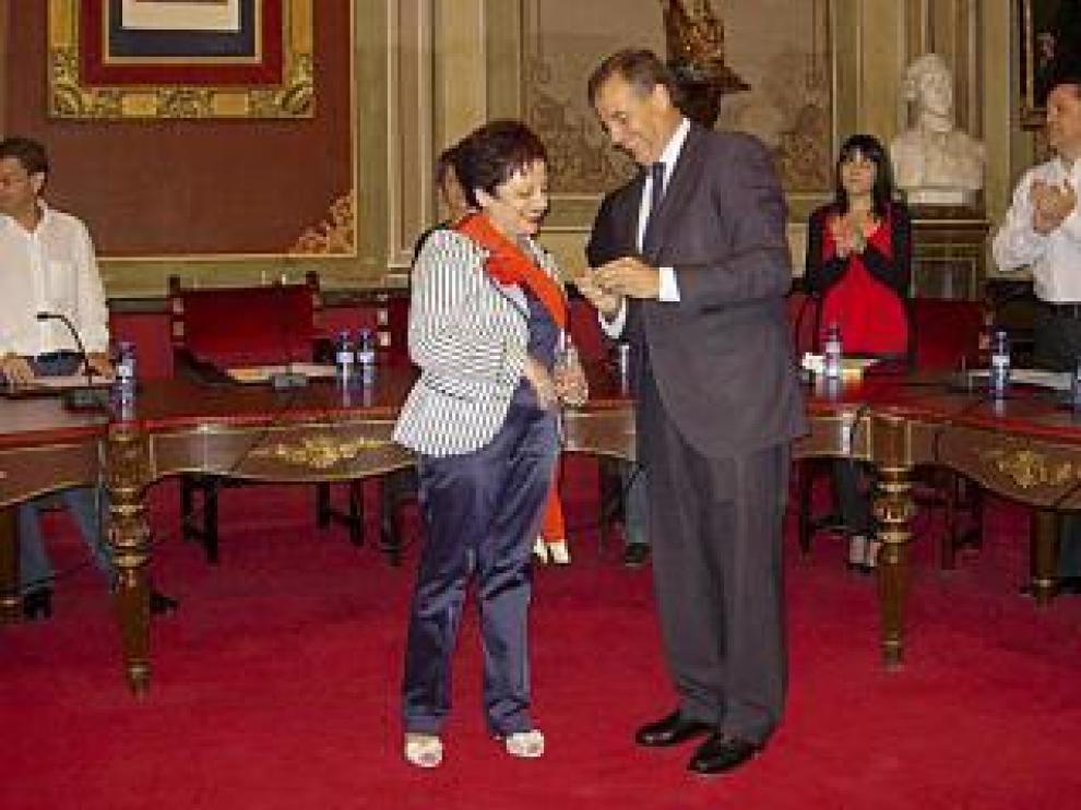 Bergua, junto al alcalde, tras imponerle este la banda de edil.