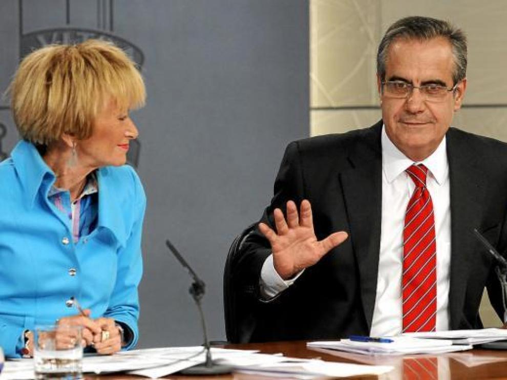 La vicepresidenta Fernández de la Vega y el ministro de Trabajo, Celestino Corbacho, ayer.