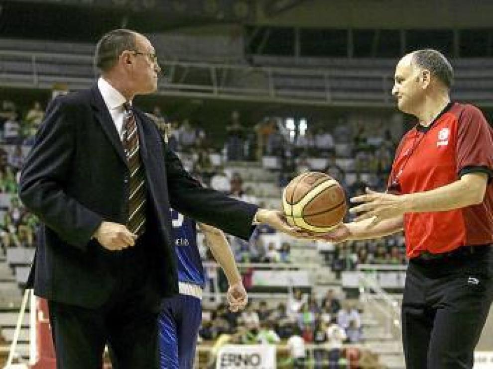 Navarro cede el balón al árbitro en un partido contra el Tíjola.
