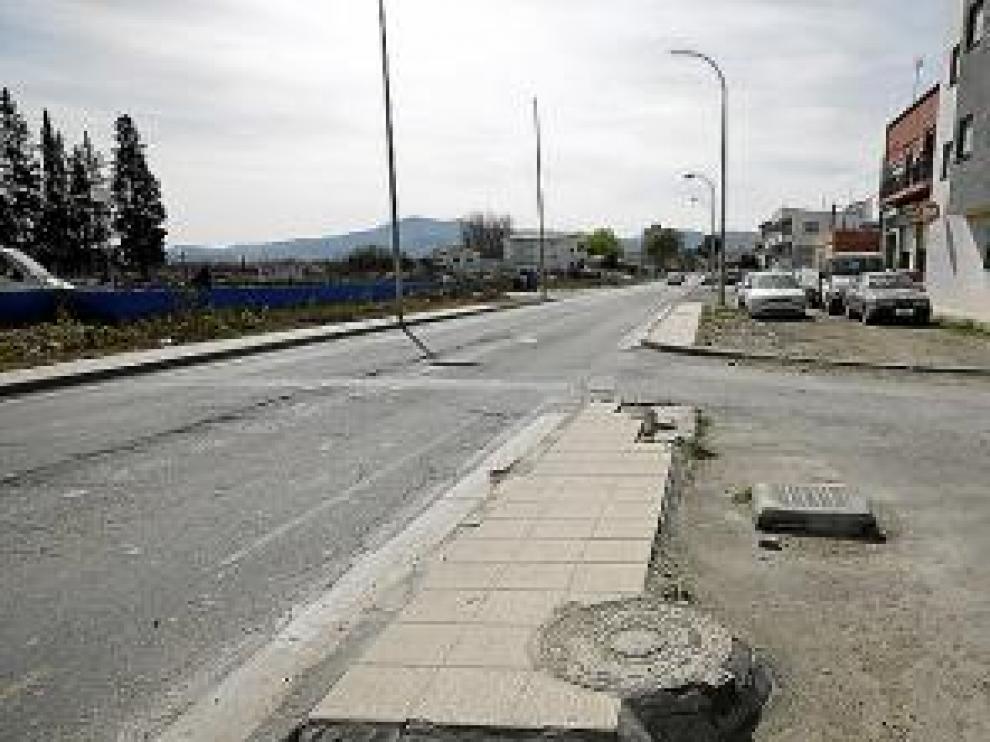 Estado actual. Buena parte de la avenida de Zaragoza, principal acceso al municipio, carece de aceras. Según el Ayuntamiento, no se ha urbanizado correctamente.
