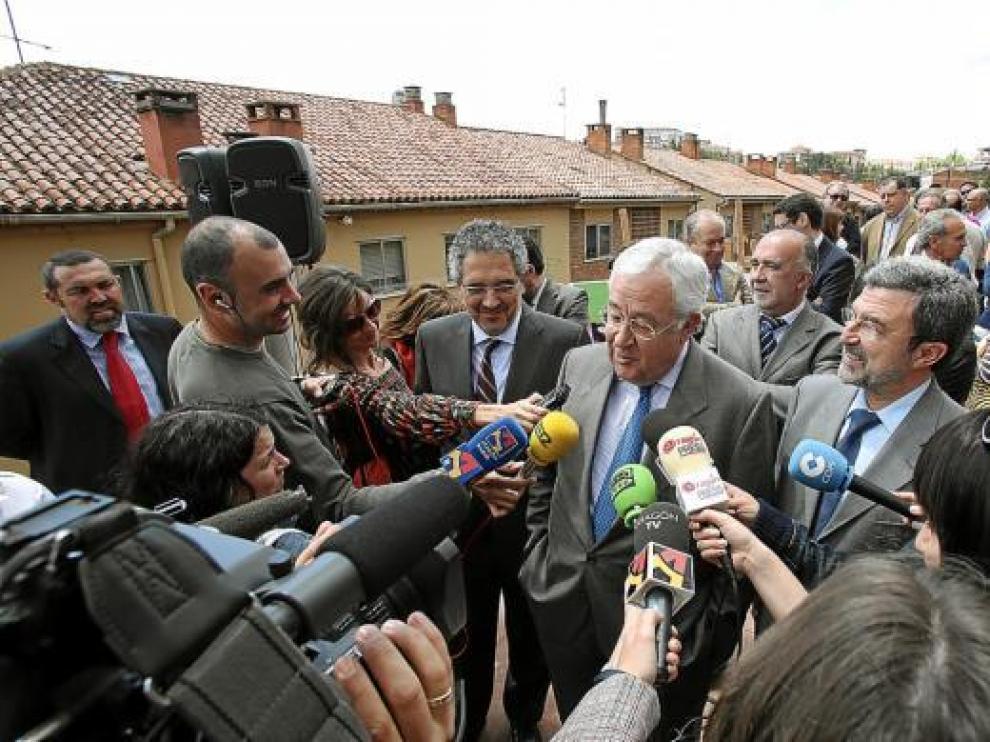 El vicepresidente José Ángel Biel atiende a los medios, ayer, en su visita a Teruel.