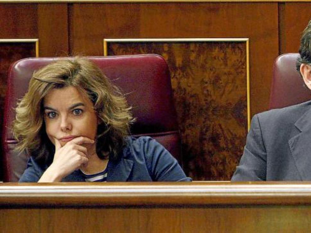 El líder del PP, Mariano Rajoy, bosteza junto a la portavoz popular, Soraya Sáenz de Santamaría.