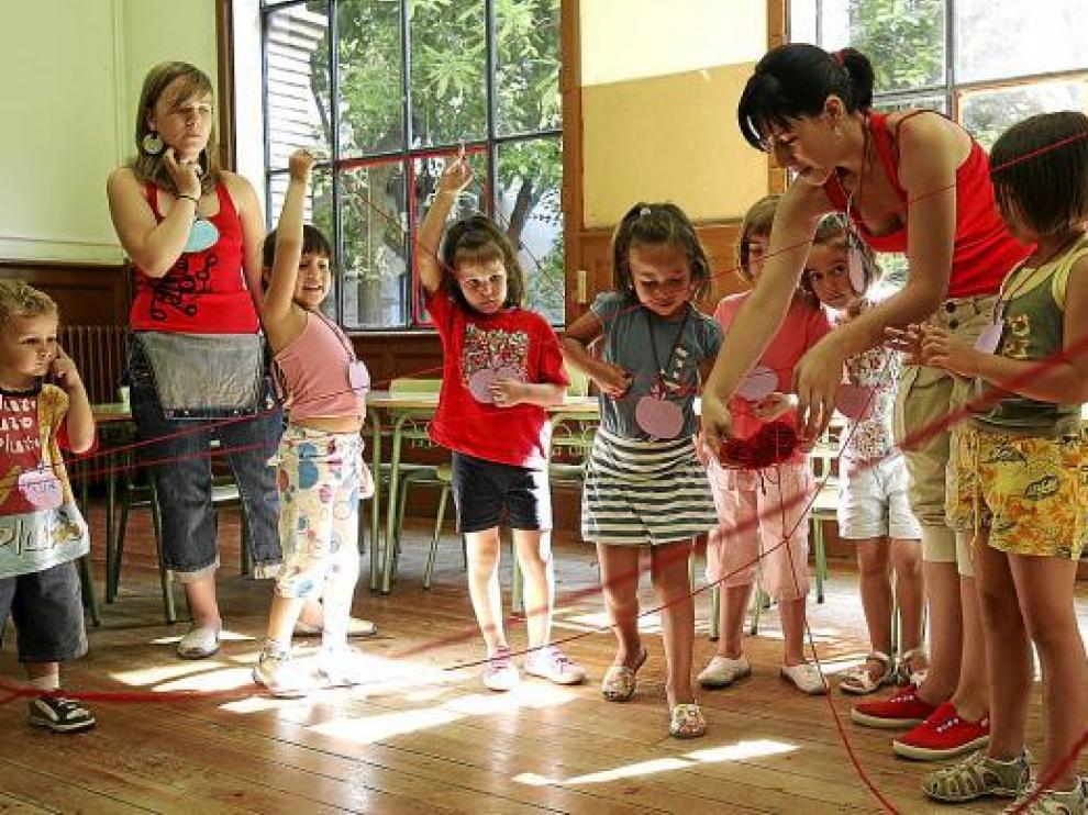 Varios centros de Huesca organizan colonias de verano, como este de Cruz Roja en el Parque el año pasado.