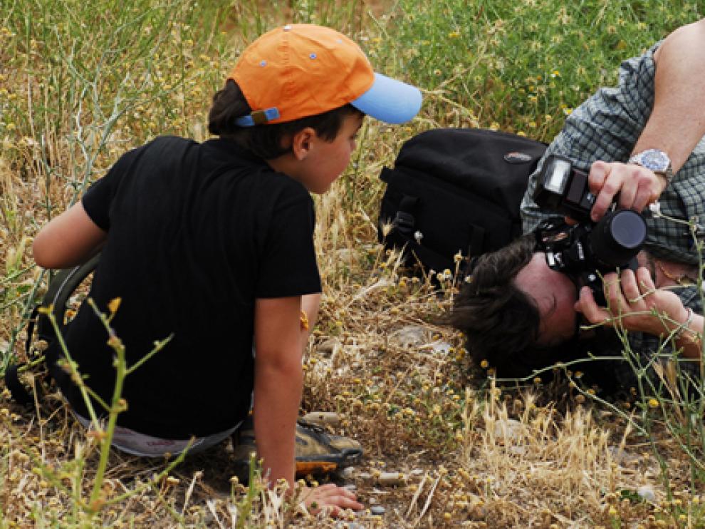Niños y mayores participaron observando pequeños insectos