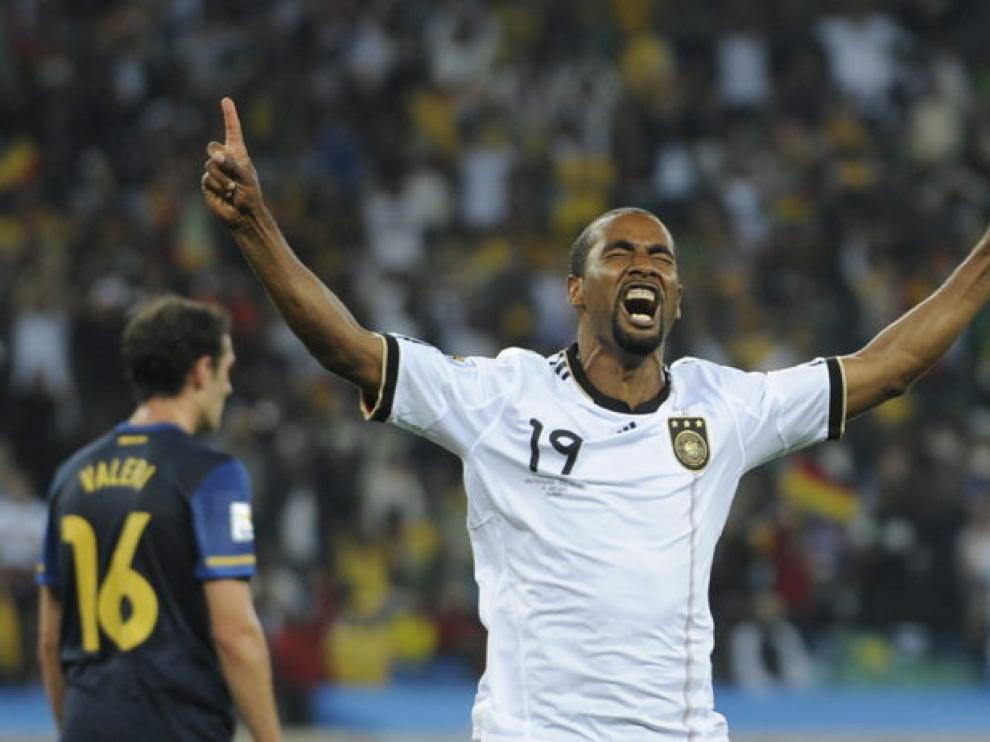 Cacau celebra un gol.