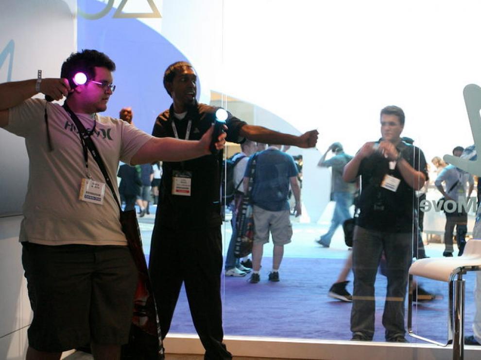 Unos usuarios prueban Playstation Move