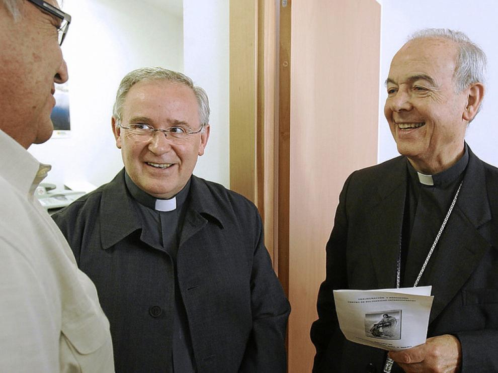 Alfonso Millán, a la derecha, junto al vicario de la diócesis oscense, Nicolás López, ayer en Huesca.