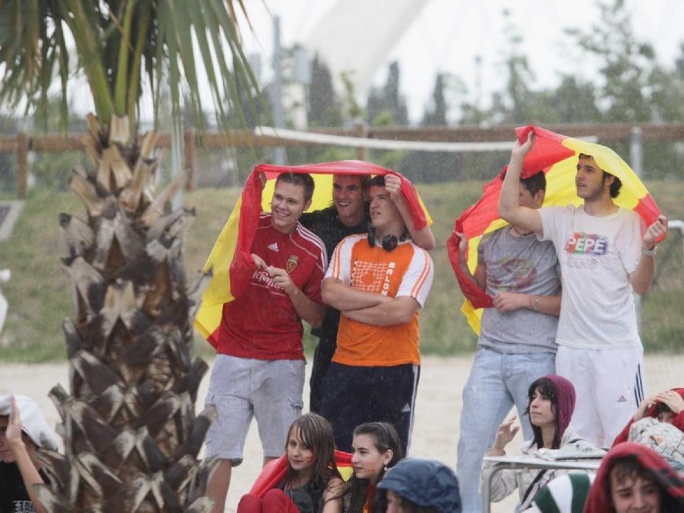 El debut de España se vivió bajo la lluvia en Las Playas del Ebro