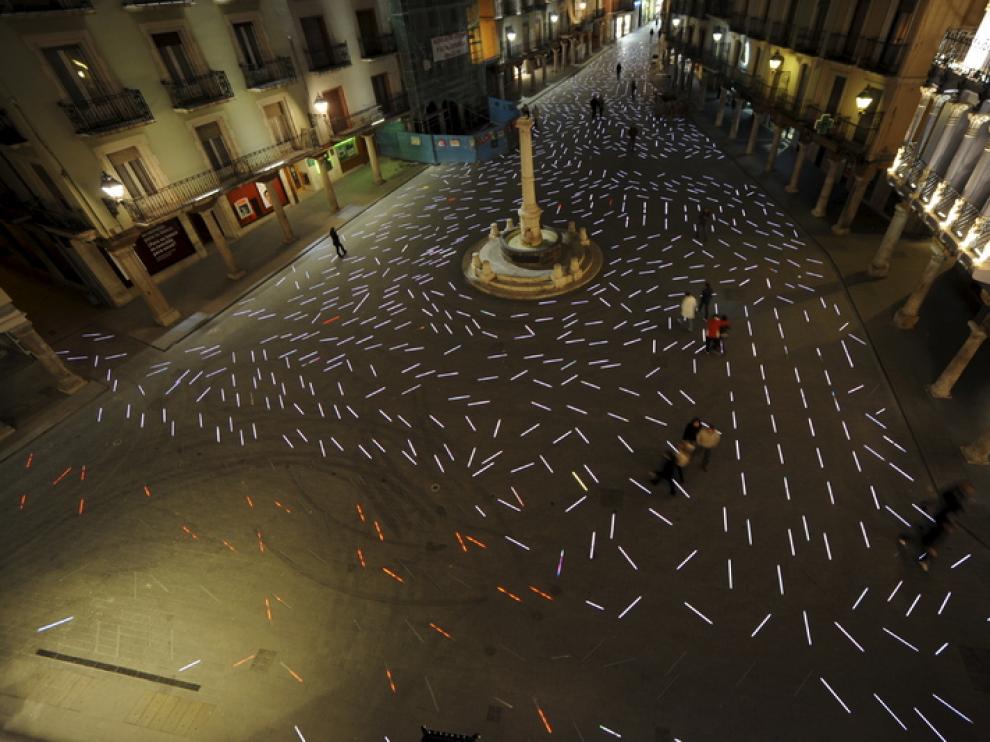 La plaza, iluminada.