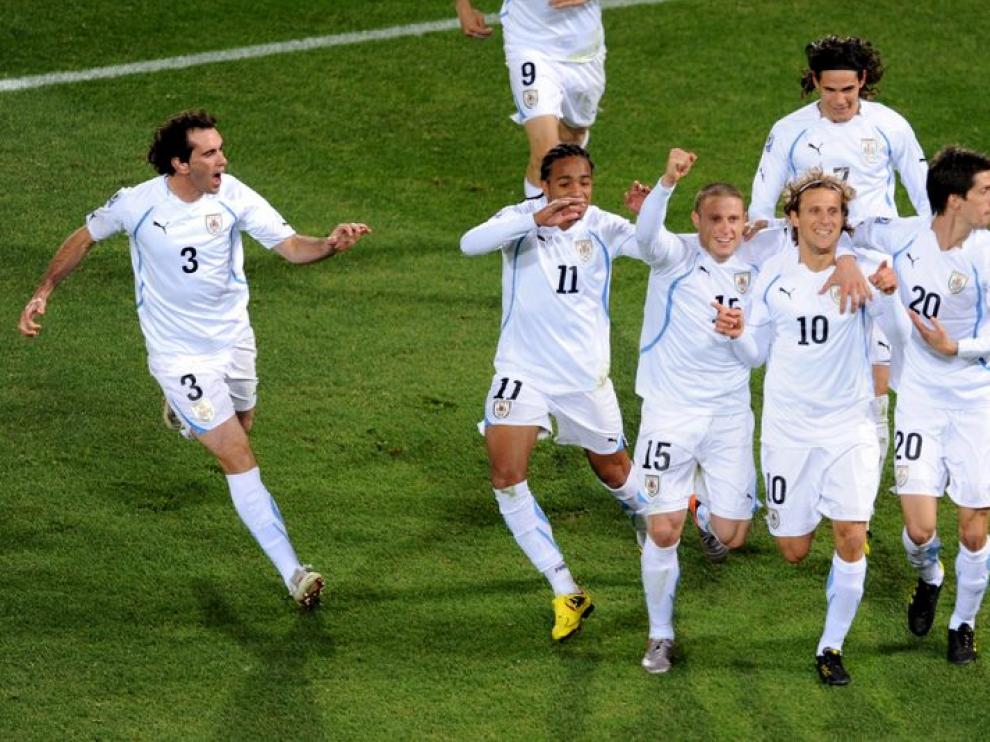 Diego Forlán celebra uno de sus goles