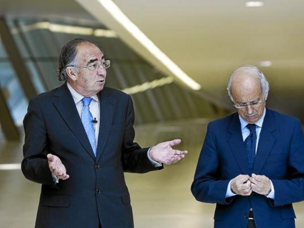 El presidente de Ibercaja, Amado Franco, y el director general, José Luis Aguirre, en el Pabellón Puente.