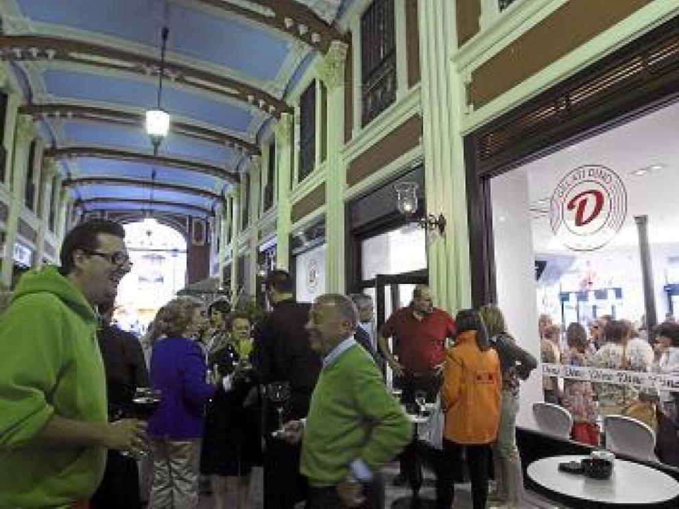 Decenas de invitados acudieron a la fiesta de inauguración.